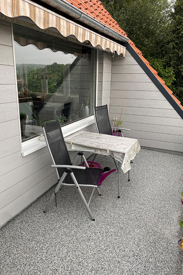 Balkonsanierung mit Triflex® Stone Design und Wandverkleidung mit Cedral®