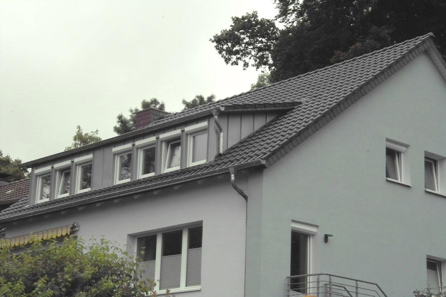Dachsanierung mit Tondachziegeln und Gaubenverkleidung in Zink-Stehfalz