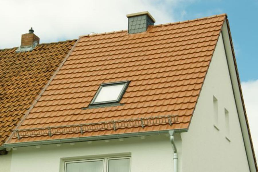 Sanierung mit Tondachziegel inkl. Schornstein und Dachfenster