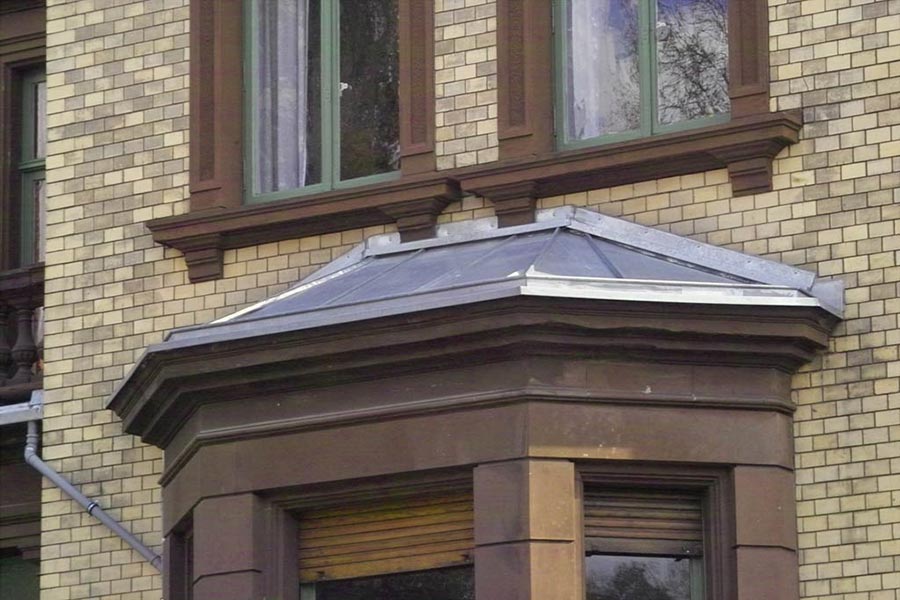 Fenstervorbau in Zink-Stehfalz